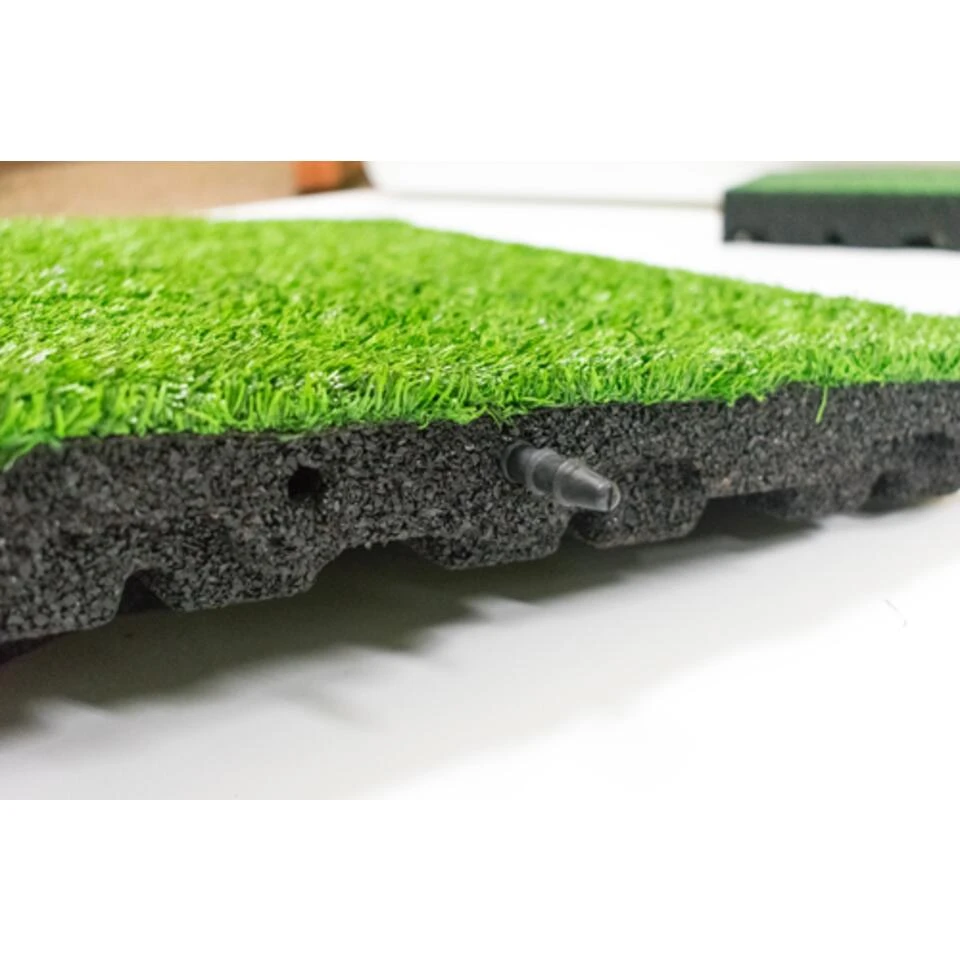 Rubber Tegel Met Kunstgras Toplaag 55 Mm - 50x50 Cm - Pen- En Gat 6 Rubber Tegel Met Kunstgras Toplaag 55 Mm - 50x50 Cm - Pen- En Gat - Afbeelding 4